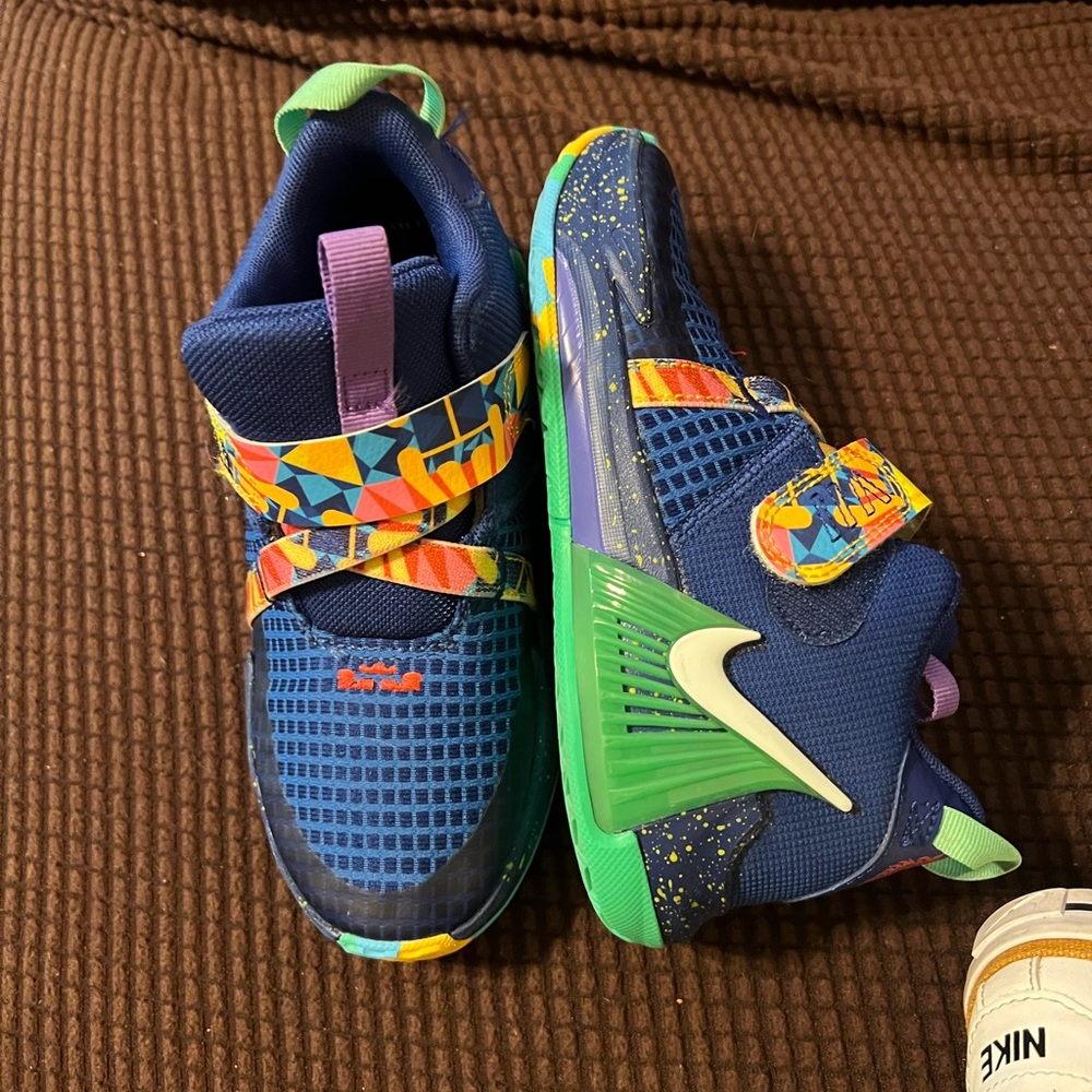 Lebron Witness VII basketball shoes